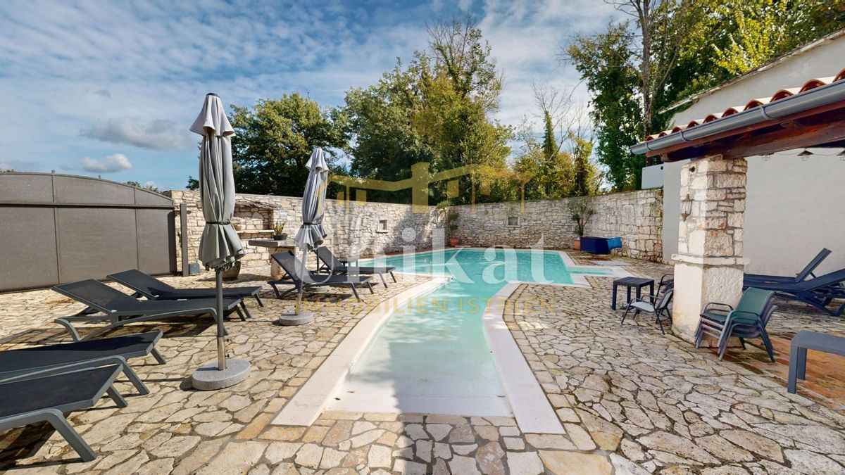 Splendida tenuta con due case in pietra e piscina